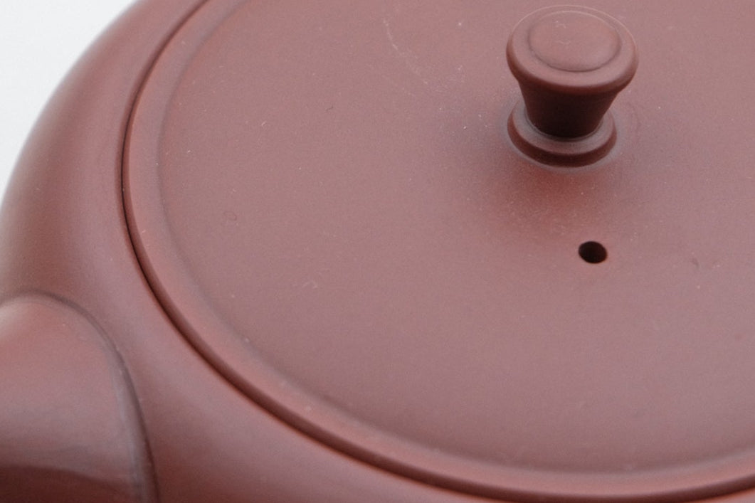 Azmaya flat red Tokoname ware yokote kyusu teapot of 300 ml made by Takasuke Toen in Aichi