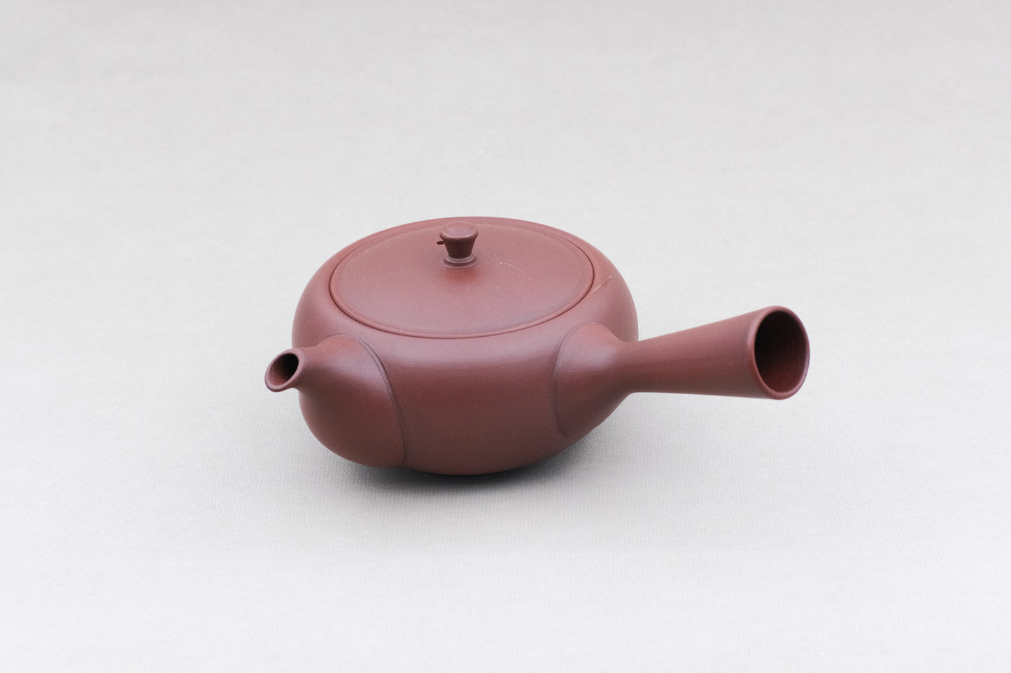 Azmaya flat red Tokoname ware yokote kyusu teapot of 300 ml made by Takasuke Toen in Aichi
