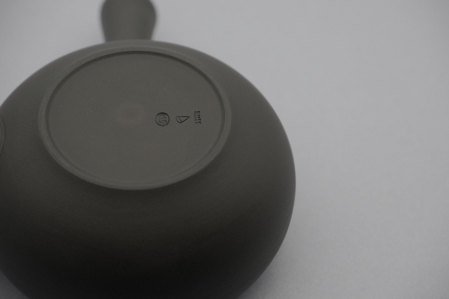 Azmaya platte zwarte Tokoname ware yokote kyusu theepot van 300 ml gemaakt door Takasuke Toen in Aichi