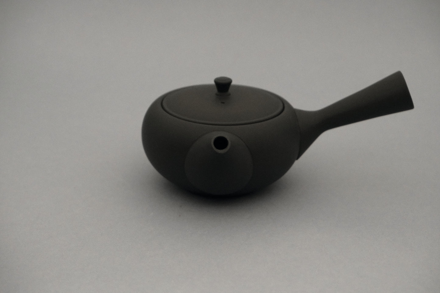 Azmaya platte zwarte Tokoname ware yokote kyusu theepot van 300 ml gemaakt door Takasuke Toen in Aichi
