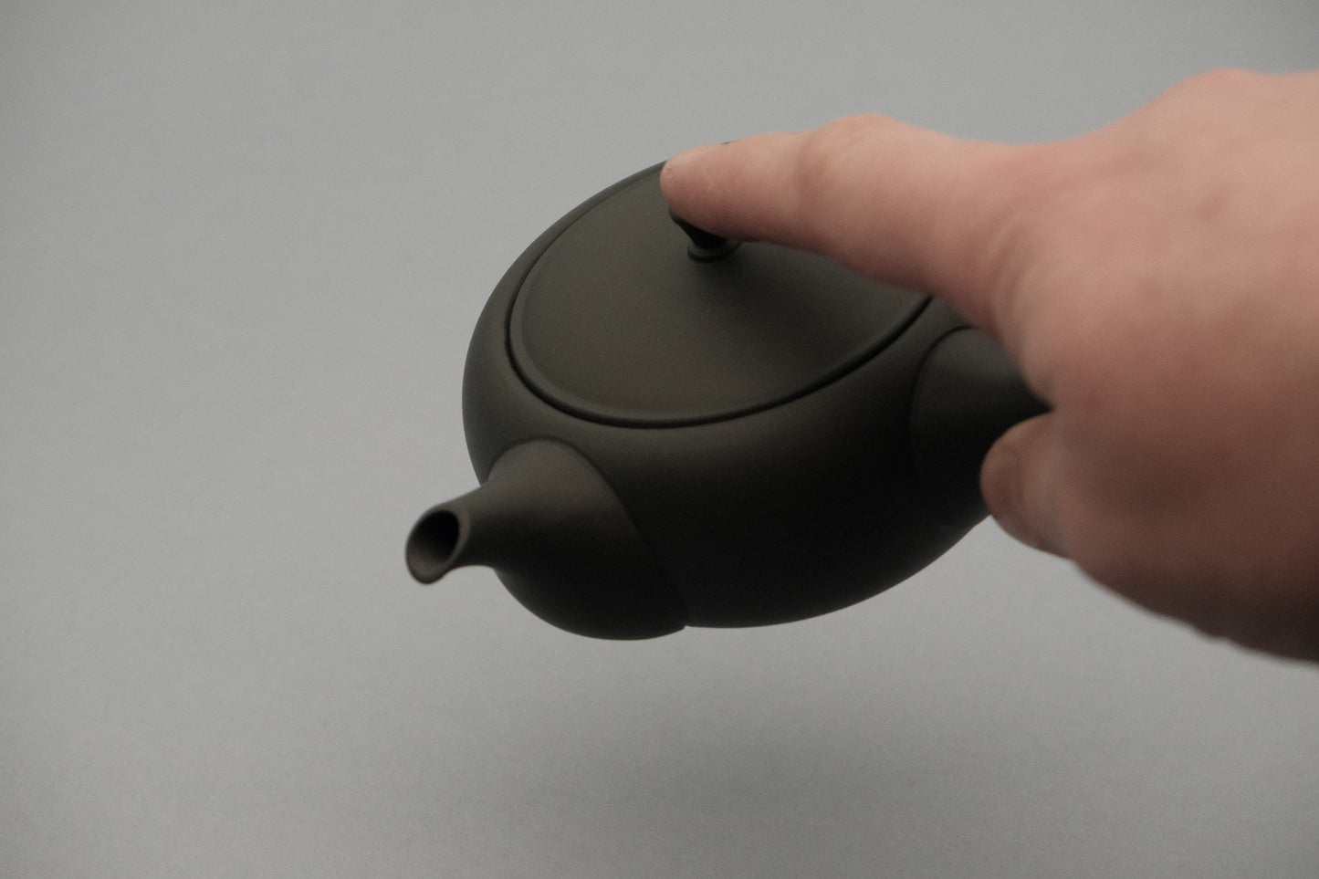 Azmaya platte zwarte Tokoname ware yokote kyusu theepot van 300 ml gemaakt door Takasuke Toen in Aichi