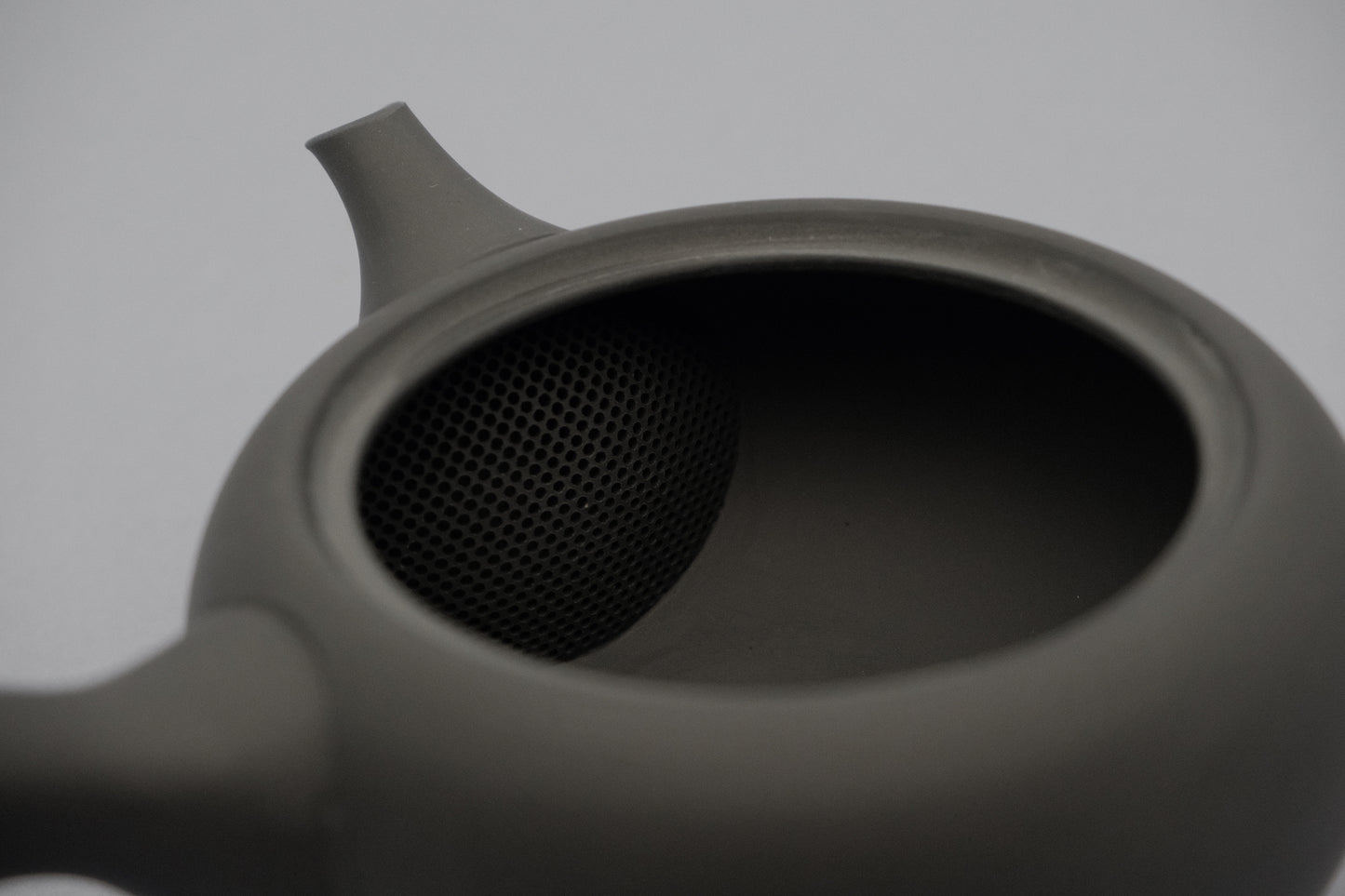 Azmaya platte zwarte Tokoname ware yokote kyusu theepot van 300 ml gemaakt door Takasuke Toen in Aichi