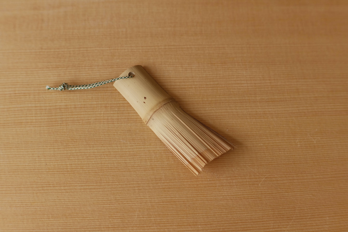 Yakumiyose scraper for graters and mortars made of bamboo with silk cord