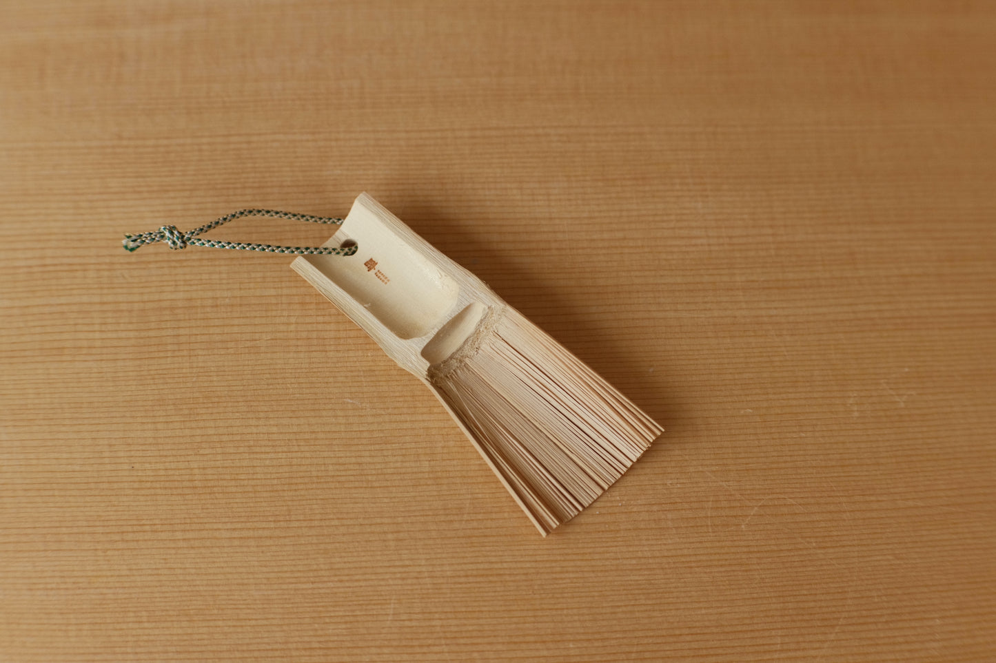 Yakumiyose scraper for graters and mortars made of bamboo with silk cord