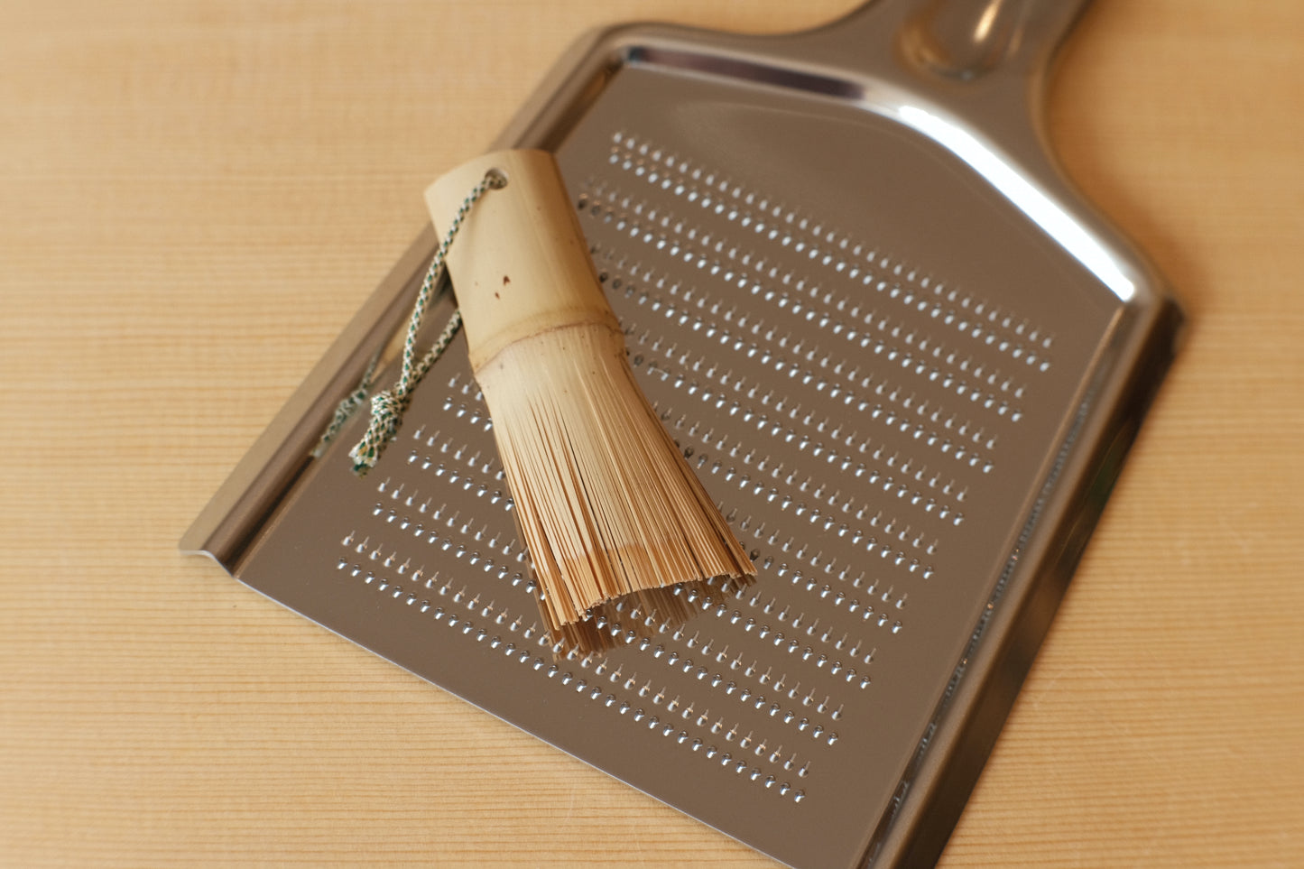 Yakumiyose scraper for graters and mortars made of bamboo with silk cord