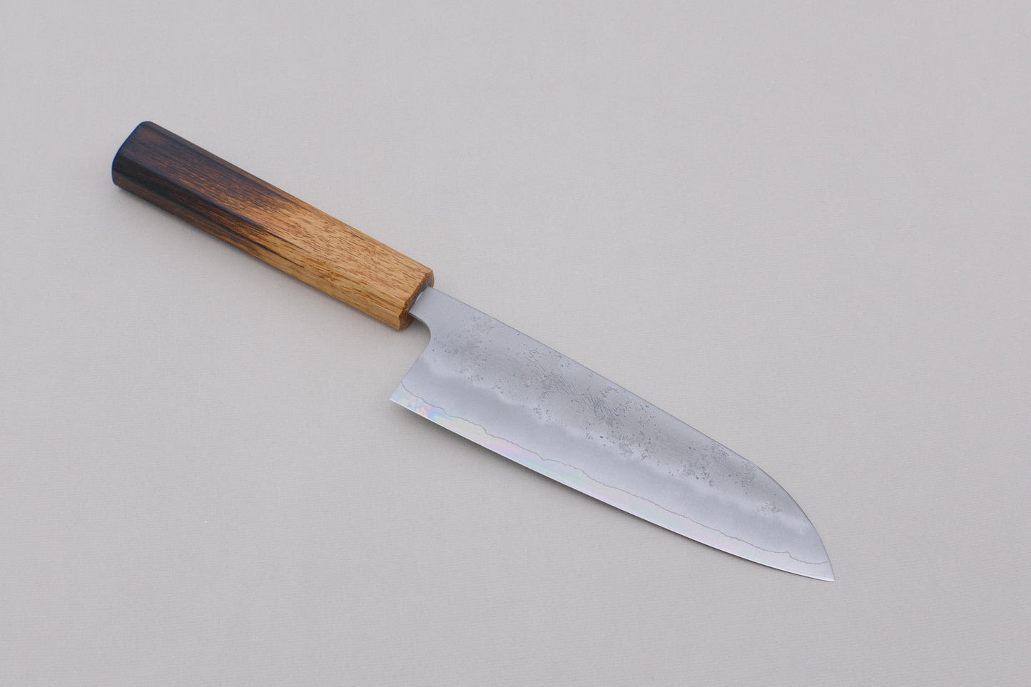 Yamawaki ginsan nashiji santoku 165 met een gebrande gelakte achthoekige eikenhouten handgreep