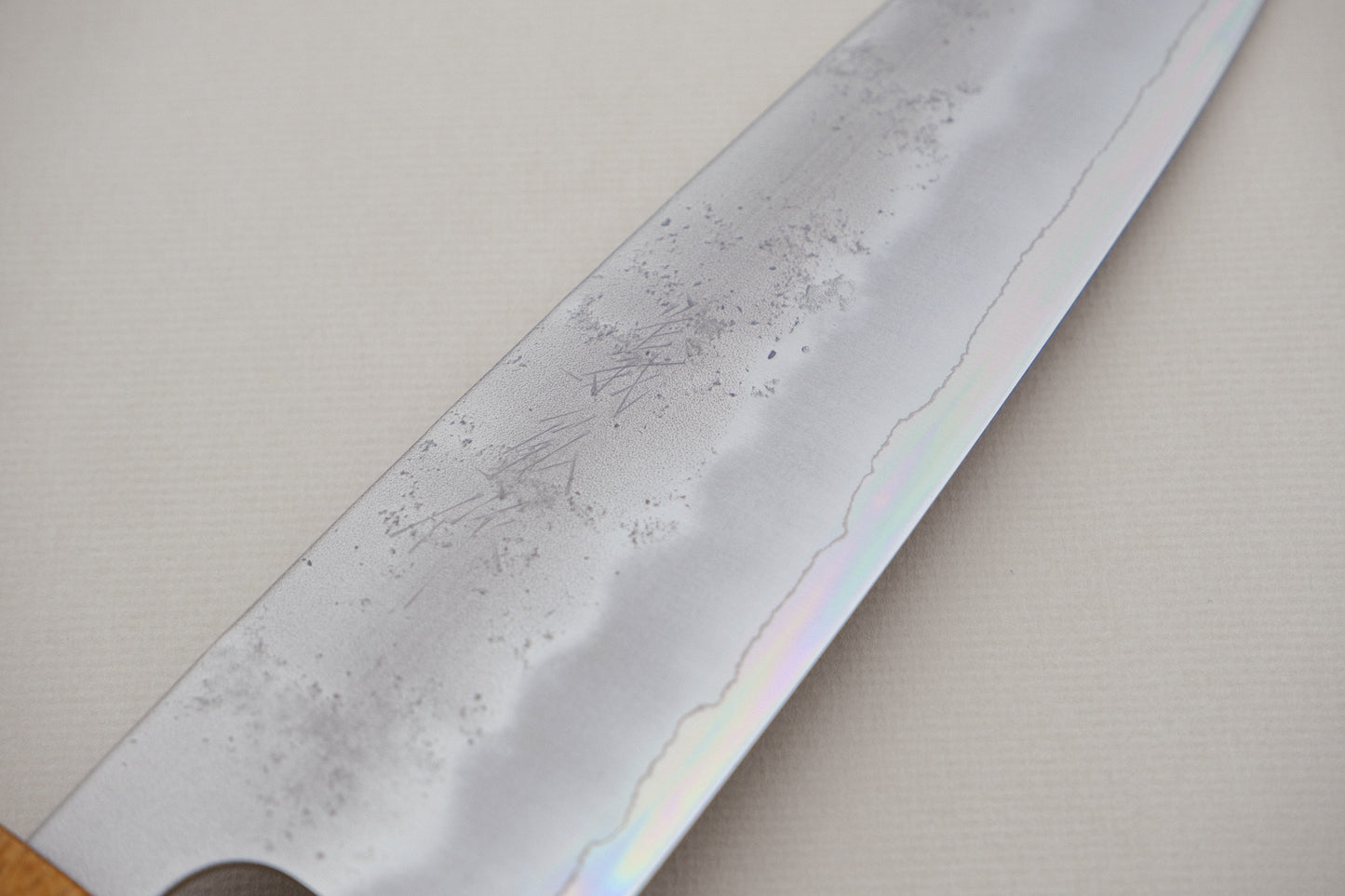 Yamawaki ginsan nashiji santoku 165 met een gebrande gelakte achthoekige eikenhouten handgreep